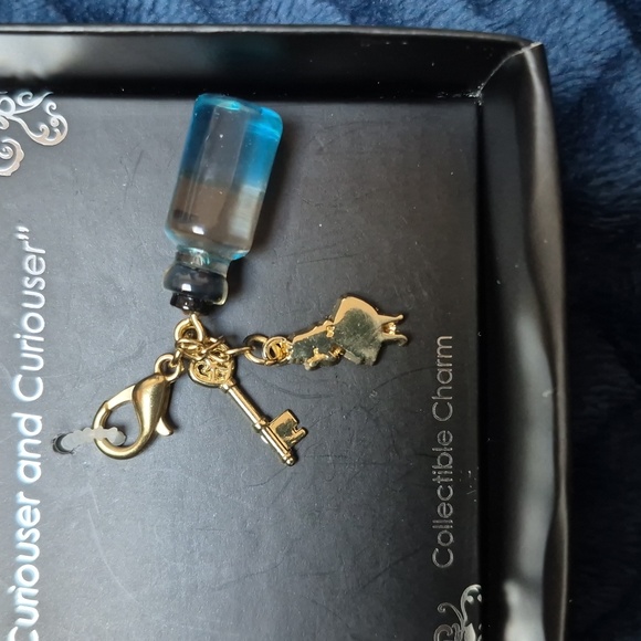 Disney Alice in Wonderland Collectible Charm, New With Tags - Picture 6 of 11